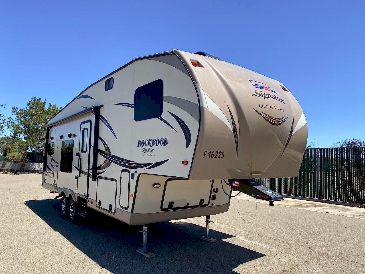 Fifth Wheel RV Trailer 35 Foot Long, 6 people to sleep. 2 slide outs