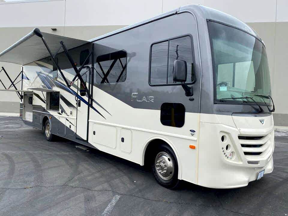 Fleetwood Flair 2022, 35 Foot long, Class A, Gas, double slide